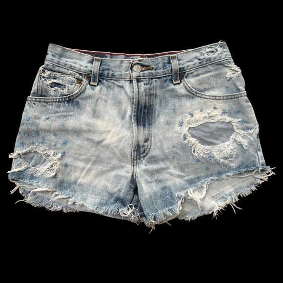 Woman’s Levi’s 550 Relaxed Tapered Frayed Stars Shorts - Picture 1 of 5